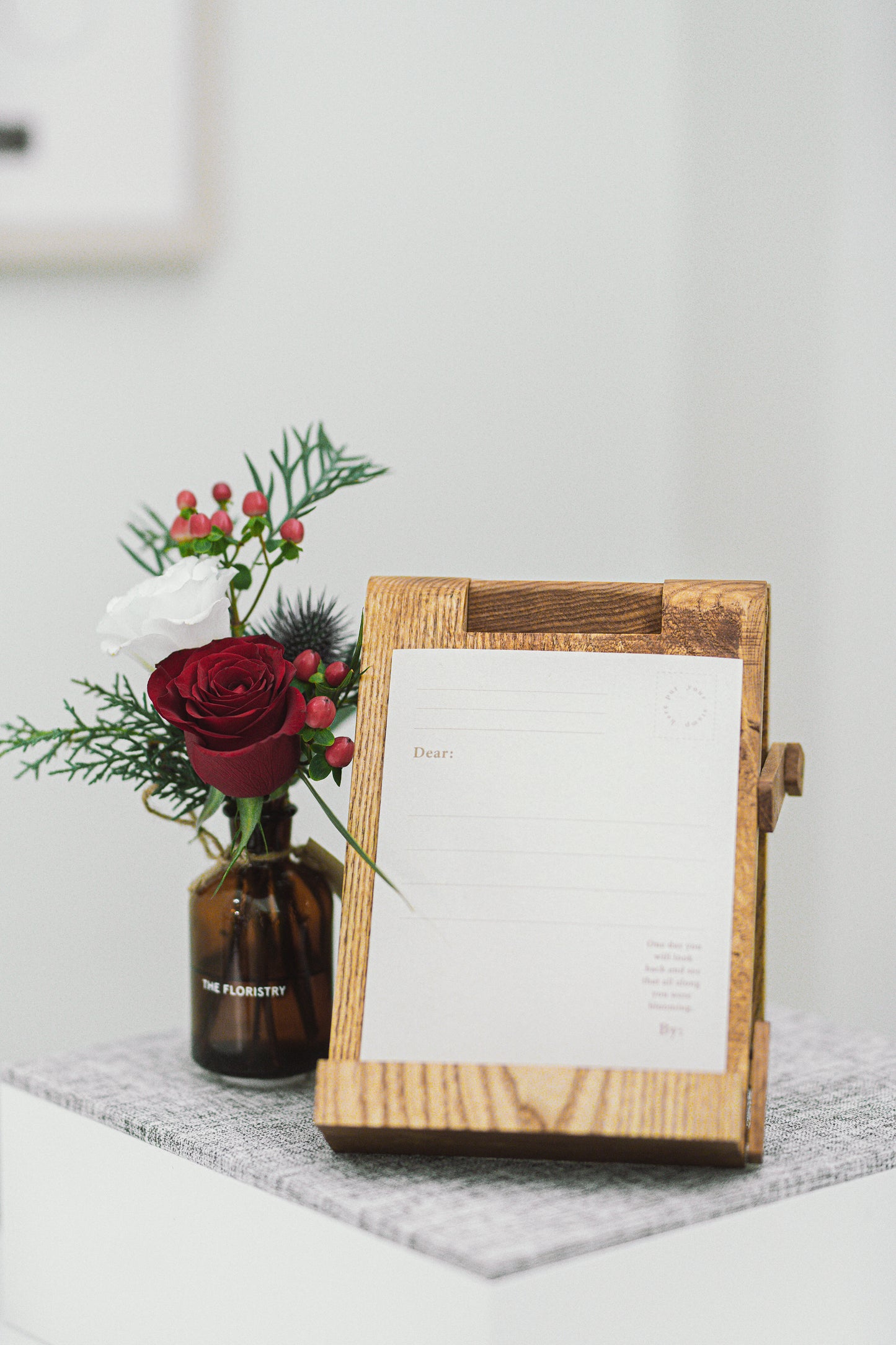 Wood Stand (Can engrave an english name for free)